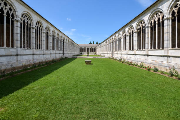 plac composanto monumentale w pobliżu krzywej wieży w pizie w słoneczny dzień - camposanto monumentale zdjęcia i obrazy z banku zdjęć