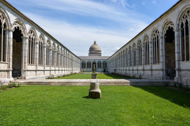 a praça monumental e monumental do composanto perto da torre inclinada de pisa em um dia ensolarado - camposanto monumentale - fotografias e filmes do acervo