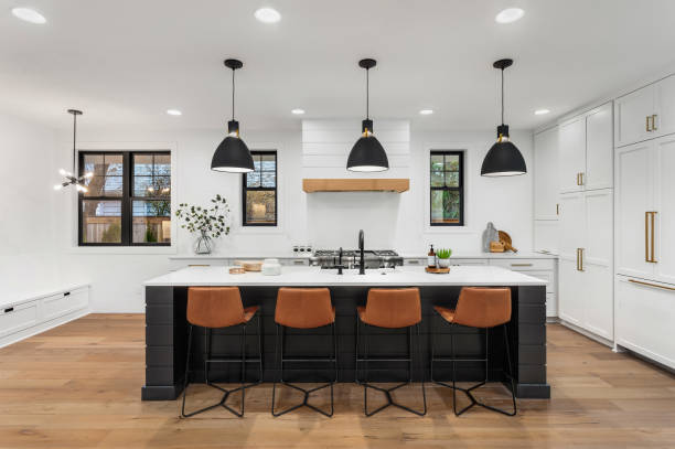 schöne weiße küche mit dunklen akzenten in neuem bauernhaus stil luxus-haus - gourmet küche stock-fotos und bilder