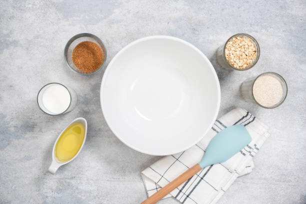 tazón vacío e ingredientes para hornear - salt domestic kitchen bowl sparse fotografías e imágenes de stock
