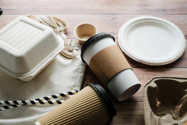 alimentos rápidos ecológicos y bebidas envases biodegradables de papel de reciclaje con plástico. el cambio climático y el concepto de ahorro ambiental. vista superior - packaging food plastic package fotografías e imágenes de stock