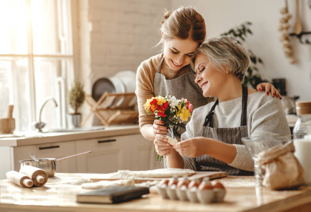 szczęśliwy dzień matki! rodzina stara babcia teściowa i synowa gratulują wakacji, dają kwiaty - grandmother child old senior adult zdjęcia i obrazy z banku zdjęć