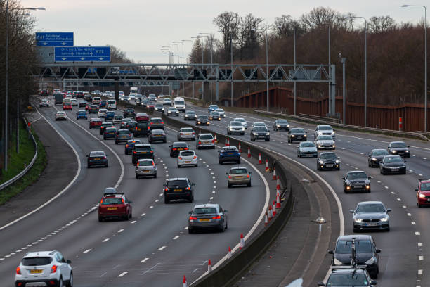 영국 고속도로 교통 - truck uk multiple lane highway england 뉴스 사진 이미지