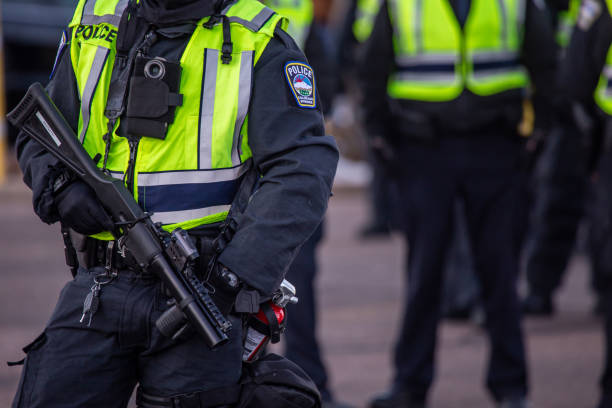 policías antidisturbios con pistola de gas - pulverizador de pimienta fotografías e imágenes de stock