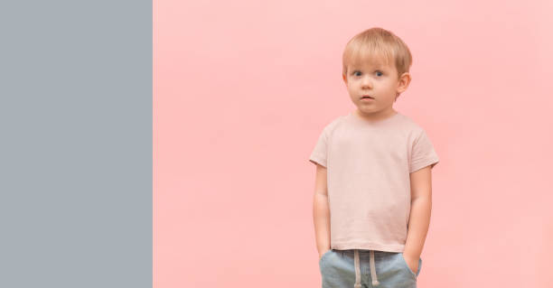 portret dziecka 3-letniego blond chłopca patrzącego zaskoczony kamerą na różowym tle z miejscem na tekst. - surprise child 4 5 years little boys zdjęcia i obrazy z banku zdjęć