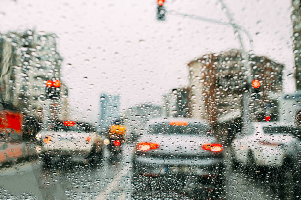 gocce sul finestrino dell'auto in caso di pioggia - drop window water fog foto e immagini stock