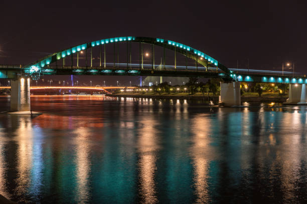 stary most kolejowy w belgradzie w nocy - blurred motion street car green zdjęcia i obrazy z banku zdjęć