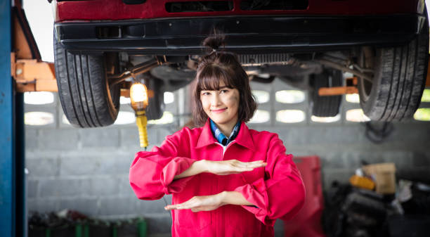 여성 기술자 쇼 세계 여성의 날의 동등한 상징 - women repairing wrench business 뉴스 사진 이미지