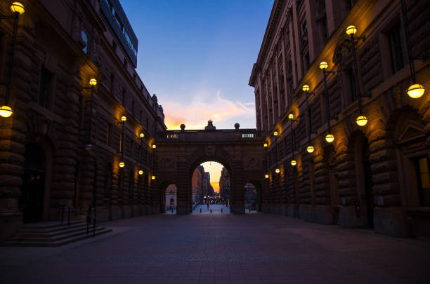 innenhof zwischen der arche des parlamentshauses riksdag, stockholm, schweden - sveriges helgeandsholmen stock-fotos und bilder