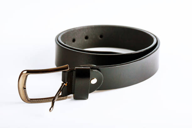 cinturones sobre un fondo blanco. cinturones de hombre. - belt brown leather buckle fotografías e imágenes de stock