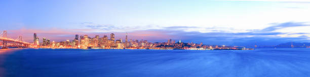 panoramablick auf die skyline von san francisco von treasure island - golden gate bridge san francisco county san francisco bay bay stock-fotos und bilder