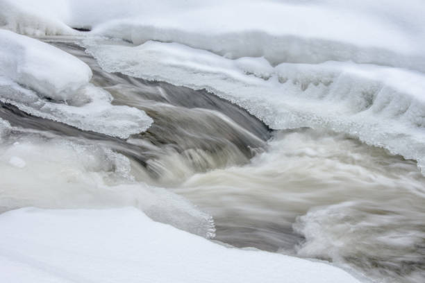spokojna cisza w pobliżu rzeki w zimie - winter stream river snowing zdjęcia i obrazy z banku zdjęć