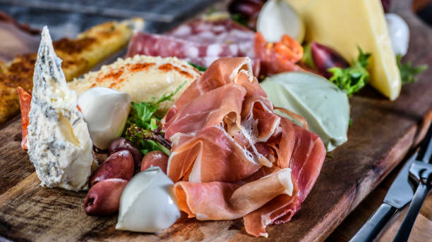 starter - delicatessen meat cold cuts chopped - fotografias e filmes do acervo