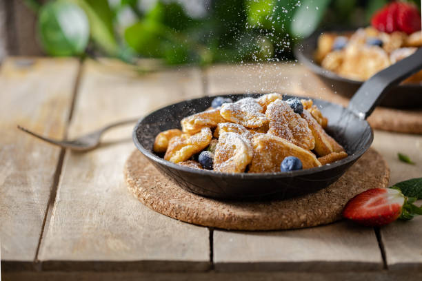 porção de kaiserschmarrn com decoração - apres ski ski restaurant mountain - fotografias e filmes do acervo