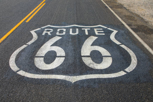 signe de route 66 sur la route vide en californie, etats-unis - route 66 california road sign photos et images de collection