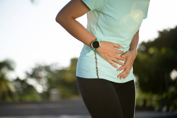 스포츠 소녀는 공원에서 조깅 운동 후 복통이 있습니다. 헬스케어 및 스포츠 개념. - pain stitch side view jogging 뉴스 사진 이미지