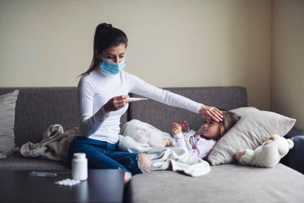 a mother measure temperature on her sick child at home. - estado médico imagens e fotografias de stock