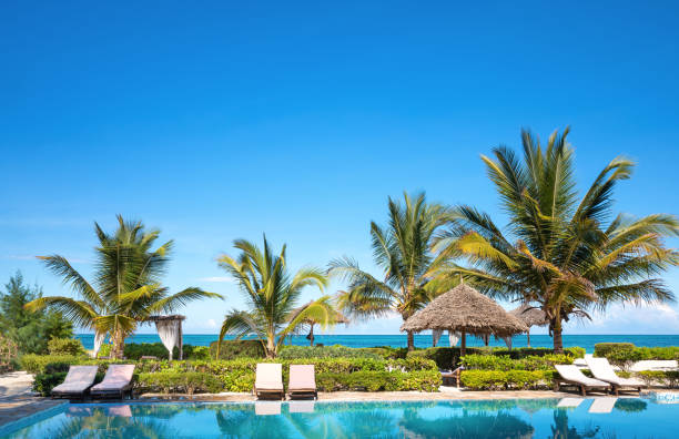 piscina frente al mar - swimming pool resort swimming pool poolside sea fotografías e imágenes de stock