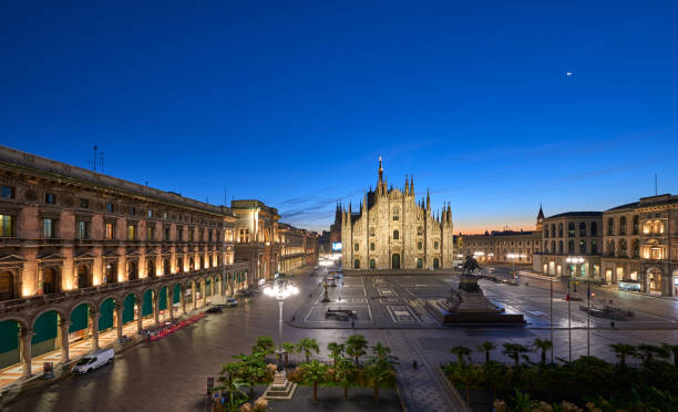 catedral de milão e piazza del duomo em dawn, milão, itália - milan italy cathedral duomo of milan night - fotografias e filmes do acervo