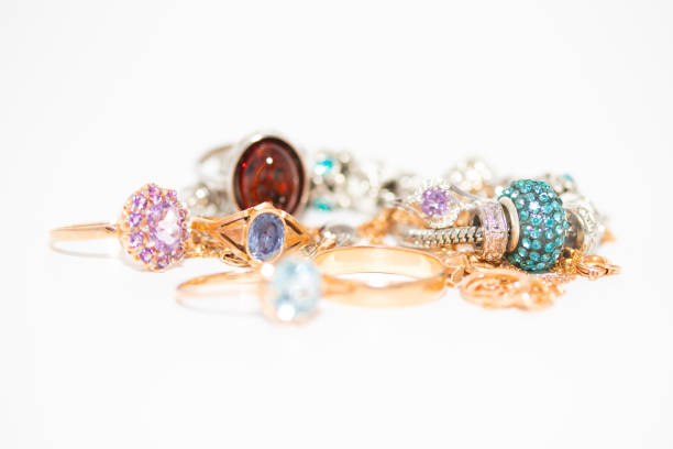 coleção de joias com lindo anel dourado com pedra roxa isolada em fundo branco - amethyst necklace gem purple - fotografias e filmes do acervo
