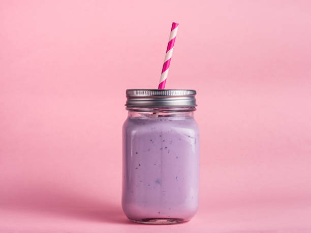 koktajl jagodowy w szklance mason jar na różowo - yogurt jar cream milk zdjęcia i obrazy z banku zdjęć