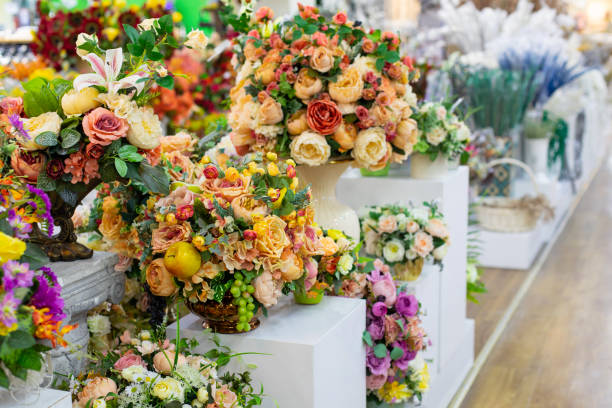 葉と果物、花屋でインテリアデザインの花束、装飾人工花生地ローズブーケ背景と人工黄色のバラの花束 - florist supermarket flower bouquet ストックフォトと画像