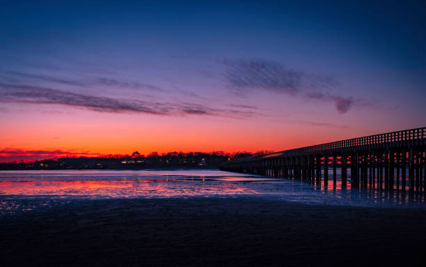 powder point bridge ou black river bridge nightscape à duxbury, massachusetts - cape cod bay photos et images de collection