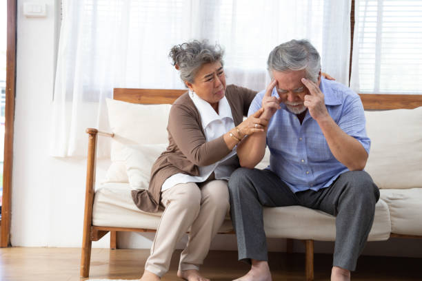 asiatische senior rentner paar hält hände und kümmern sich zusammen zu hause, alzheimer-krankheit oder leiden mit demenz-konzept - alzheimer krankheit stock-fotos und bilder