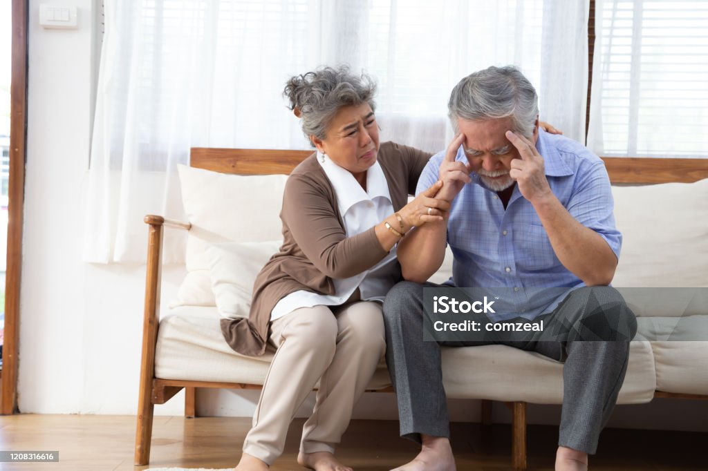 Asian senior retired couple holding hands and take care together at home, Alzheimer disease or suffering with dementia concept - Royalty-free Doença de Alzheimer Foto de stock