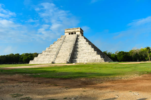 знаменитая пирамида майя chitzen itza один из новых семи чудес света - mayan pyramids стоковые фото и изображения