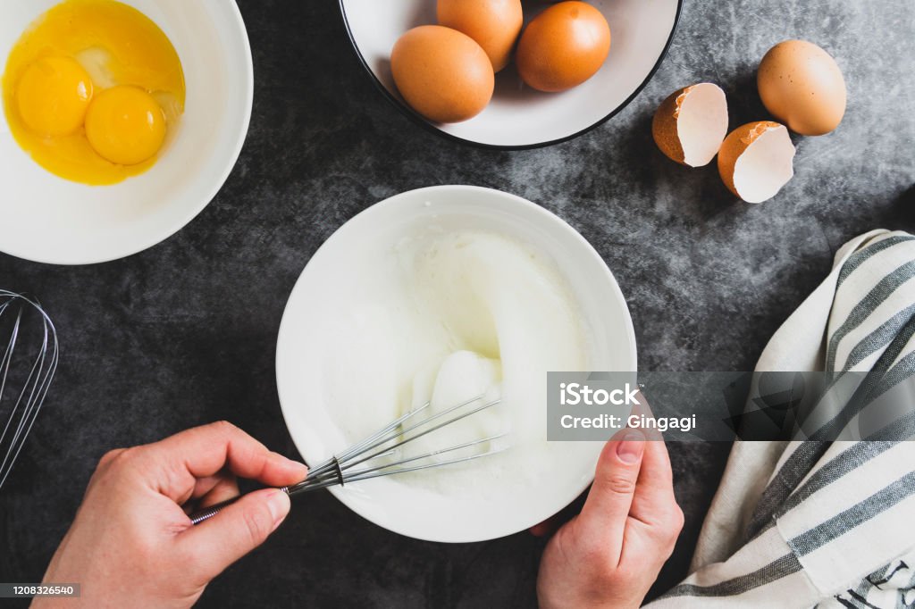 흰 달걀을 거품기로 휘저으세요 계란을 혼합 하는 여자의 손의 상단 보기 요리 과자 달걀흰자에 대한 스톡 사진 및 기타 이미지 -  달걀흰자, 달걀, 거품 내기 - Istock