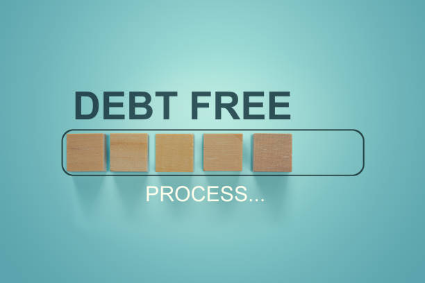 Finance conceptual, Business concept: Woodblocks with the word Debt Free in the loading bar progress. Depicts repayment planning and money management. To increase financial liquidity to pay off debt. finanzas conceptuales, concepto de negocio: bloques de madera con la palabra sin deuda en el progreso de la barra de carga. representa la planificación de pagos y la gestión del dinero. aumentar la liquidez financiera para pagar la deuda.