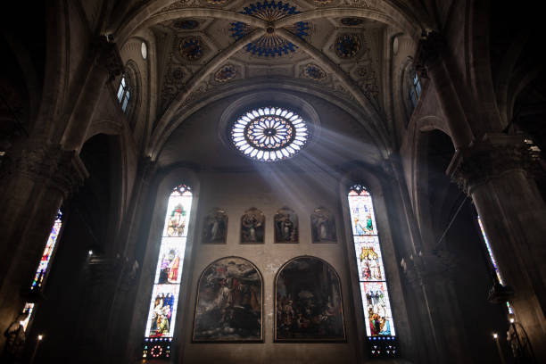 cathredal de santa maria assunta, como - church window rose window old - fotografias e filmes do acervo