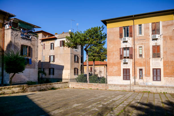 widok na obszar społeczności garbatella w dzielnicy ostiense w rzymie - balcony rome window ornate zdjęcia i obrazy z banku zdjęć