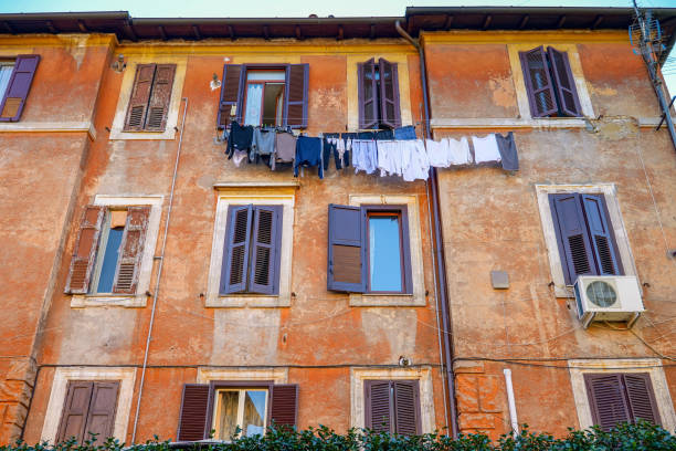 widok na budynek mieszkalny garbatella w dzielnicy ostiense w rzymie - balcony rome window ornate zdjęcia i obrazy z banku zdjęć