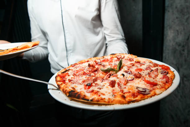 pizza quente com queijo derretido - pizzeria - fotografias e filmes do acervo