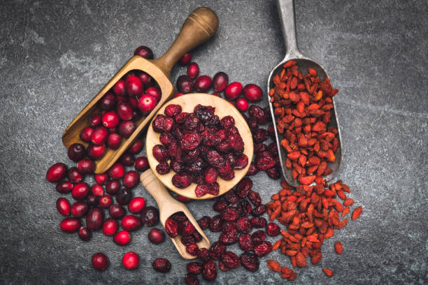 deliciosos arándanos silvestres y bayas de goji - dried cranberry fotografías e imágenes de stock