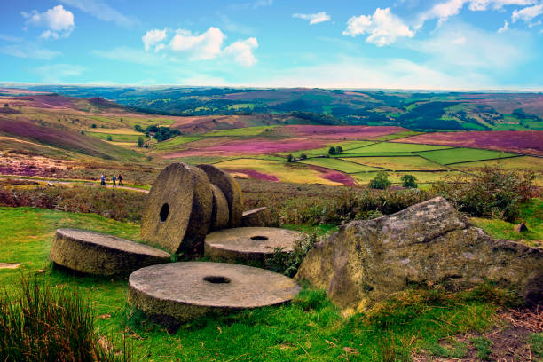 moinhos abandonados em stanage edge, derbyshire, reino unido - derbyshire - fotografias e filmes do acervo