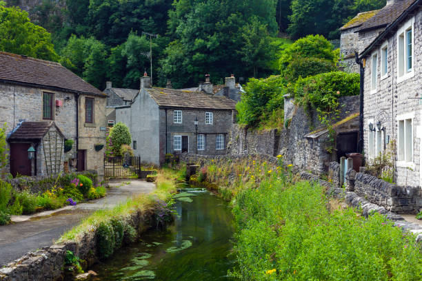 castleton im frühsommer, england - nationalpark peak district stock-fotos und bilder