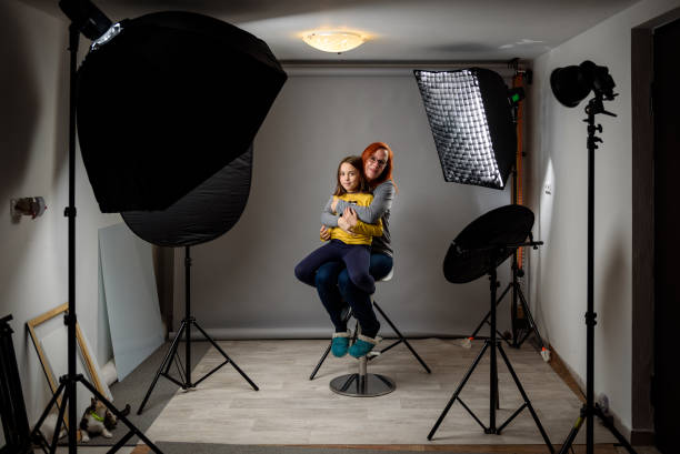 照明器具でプロの写真スタジオで子供たちを撮影。 - family house flash ストックフォトと画像