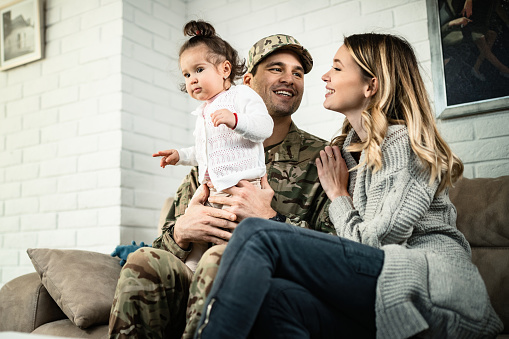 Feliz familia militar disfrutando en el tiempo juntos en casa. photo