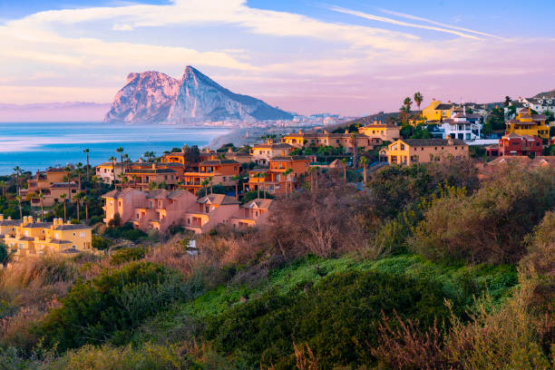 a rocha de gibraltar - vista de alcaidesa - gibraltar - fotografias e filmes do acervo