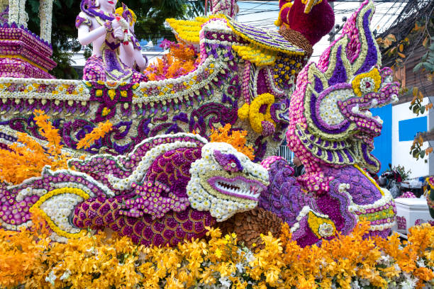 un colorido flotador floral que representa ángeles y animales míticos - carroza de festival fotografías e imágenes de stock