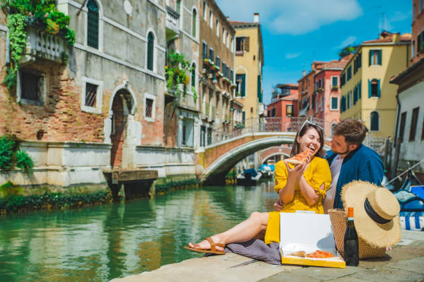 coppia avere appuntamento al molo con splendida vista sul canale di venezia - canal sea journey romance foto e immagini stock