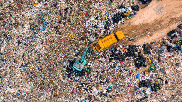 concetti e background dell'ecosistema e dell'ambiente sano, mucchio di rifiuti in discarica o discarica, camion della spazzatura con vista aerea scaricano rifiuti in una discarica, riscaldamento globale. - landfill foto e immagini stock