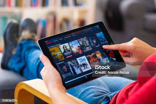 Online Streamen Met Tabletpc Stockfoto en meer beelden van Netflix - Netflix, Televisieprogramma, Downloaden