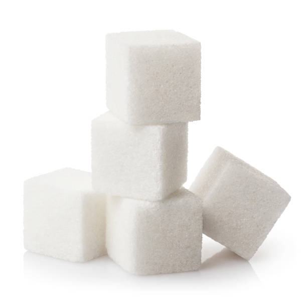 cubos de azúcar sobre blanco - azúcar fotos fotografías e imágenes de stock