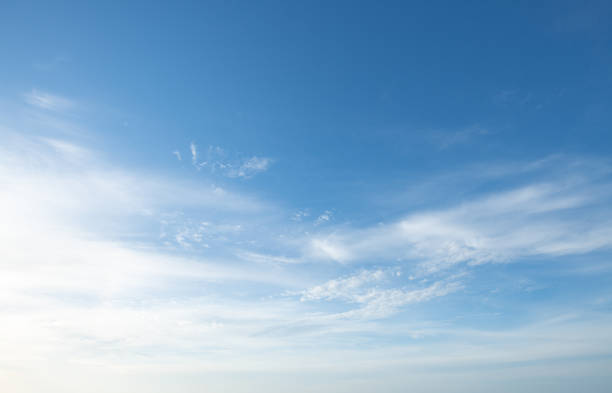 하얀 구름과 극적인 일몰과 일출 하늘 자연 배경 - moody sky 뉴스 사진 이미지