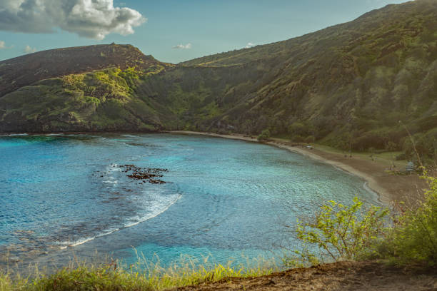 bahía hanauma en oahu hawaii en sunrise - hanauma bay fotografías e imágenes de stock