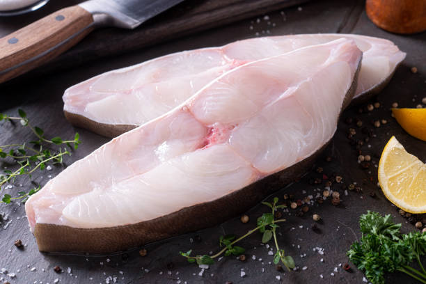 filetes de halibut fresco en pizarra - prepared sole fotografías e imágenes de stock